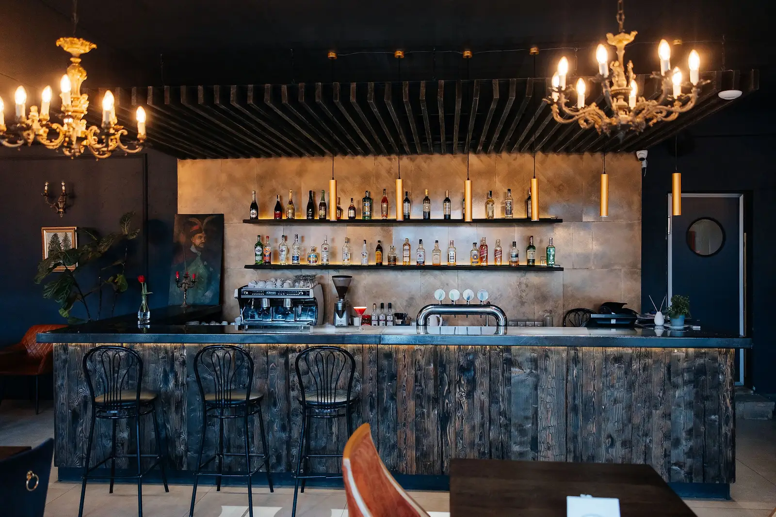 The bar area at KARPATY